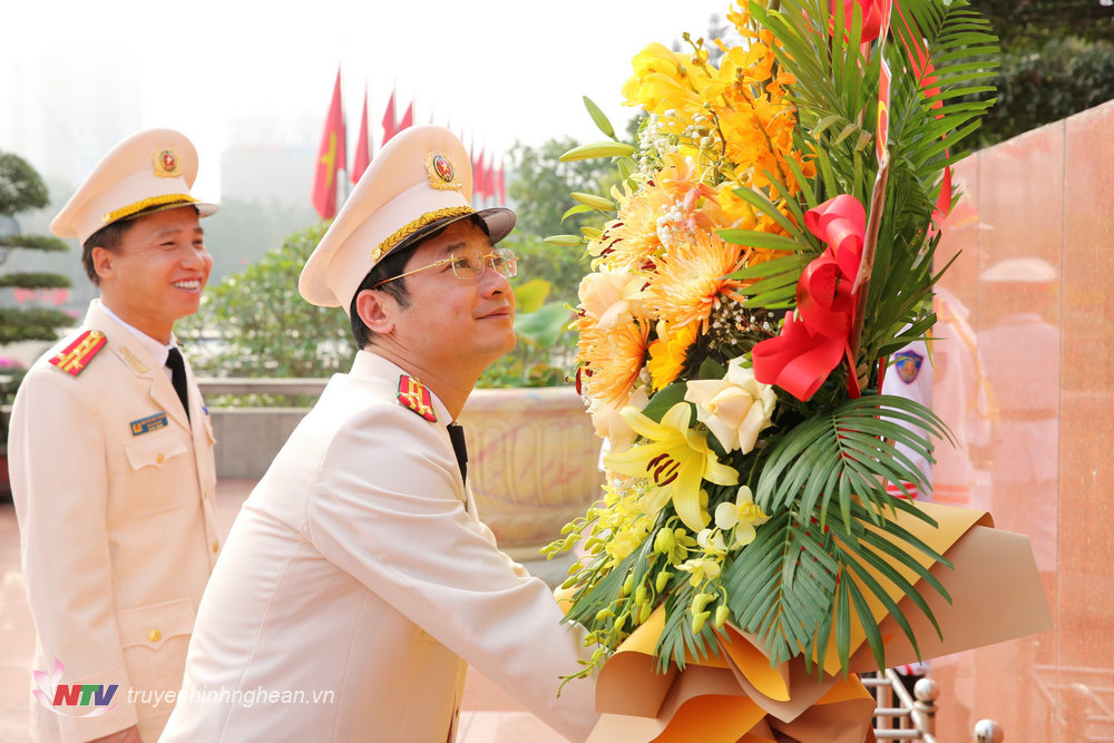 Thượng tá Trần Ngọc Tuấn, Phó Giám đốc Công an tỉnh dâng lẵng hoa tươi lên anh linh Chủ tịch Hồ Chí Minh.