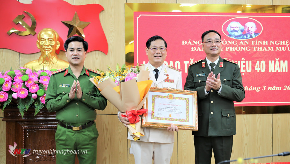 Lãnh đạo Công an tỉnh tặng hoa chúc mừng Thiếu tướng Nguyễn Hữu Cầu.