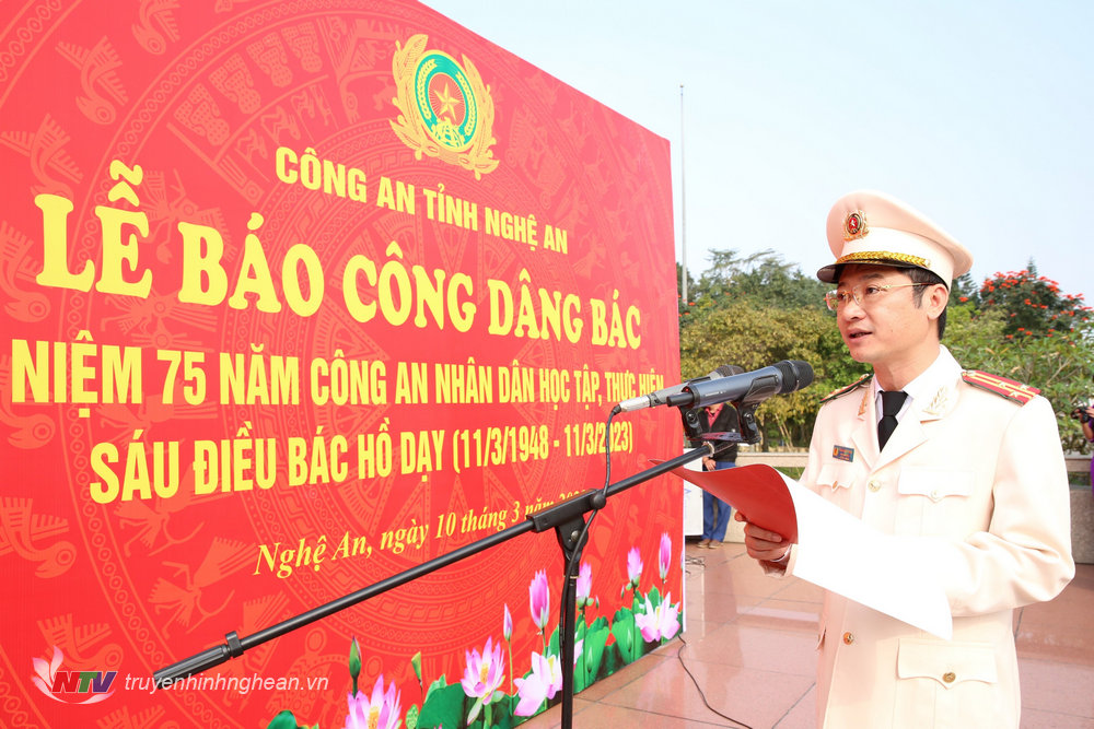 Thượng tá Trần Ngọc Tuấn, Phó Giám đốc Công an tỉnh báo công lên anh linh Chủ tịch Hồ Chí Minh.