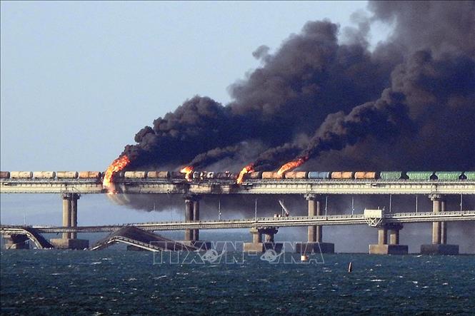 Khói bốc lên ngùn ngụt từ hiện trường vụ nổ trên cây cầu nối với Bán đảo Crimea ngày 8/10/2022. Ảnh: AFP/TTXVN