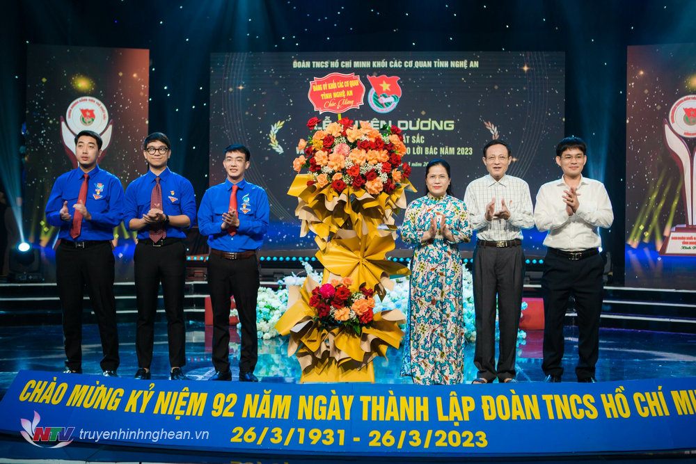 Đảng uỷ Khối CCQ tỉnh tặng hoa Đoàn Khối CCQ tỉnh nhân kỷ niệm 92 năm ngày thành lập Đoàn TNCS Hồ Chí Minh.