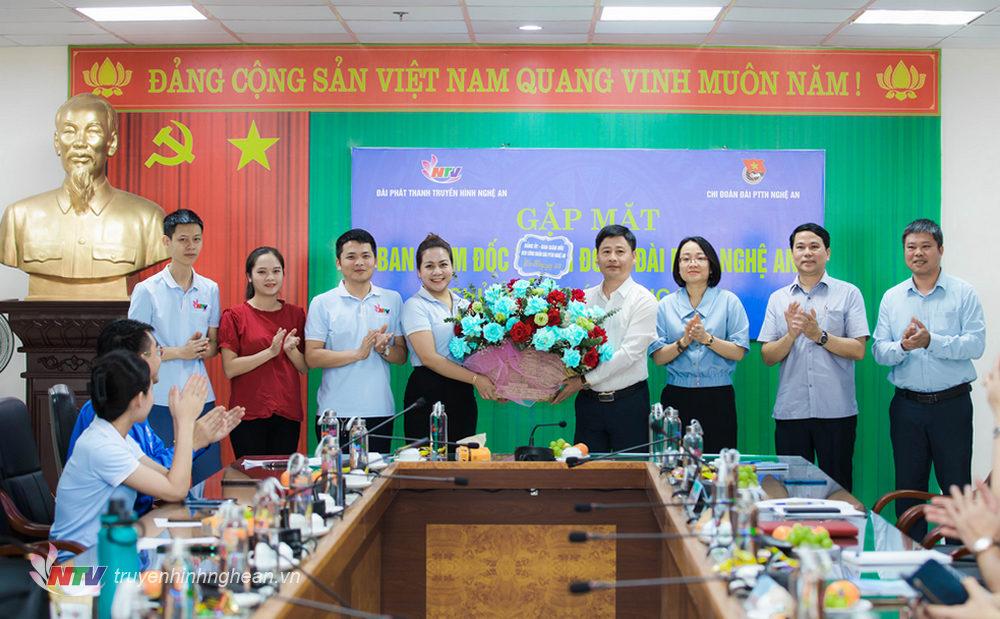 Ban Giám đốc Đài PT-TH Nghệ An tặng hoa chúc mừng Chi đoàn Đài nhân Kỷ niệm 92 năm ngày thành lập Đoàn TNCS Hồ Chí Minh.