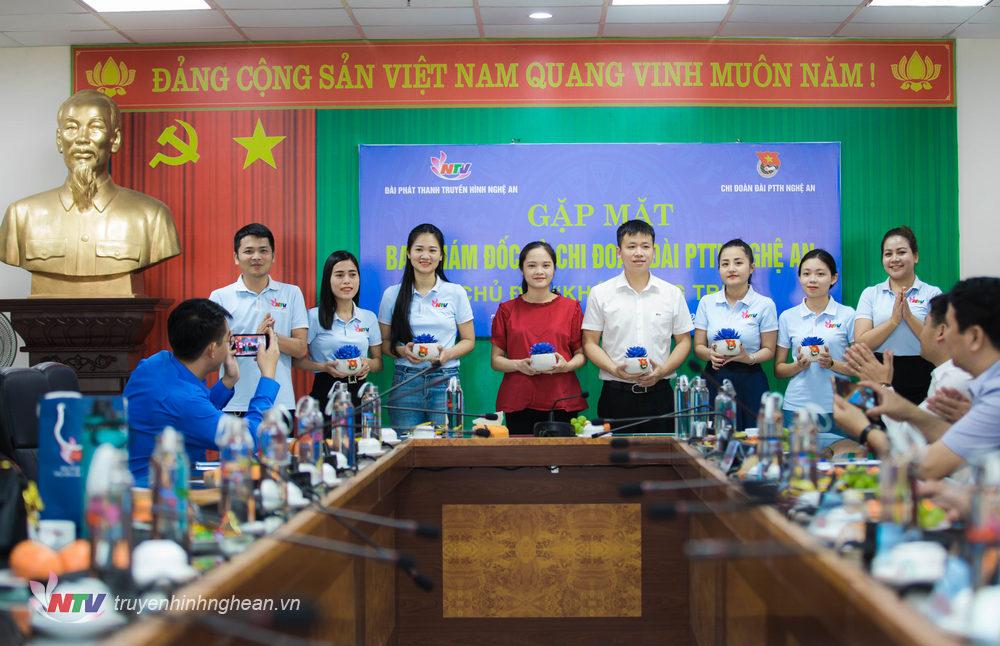 Bí thư Chi đoàn Đài PT-TH Nghệ An Nguyễn Thu Hằng tặng quà cho các đoàn viên thanh niên đạt thành tích cao tại các kỳ liên hoan PT-TH tỉnh và quốc gia.