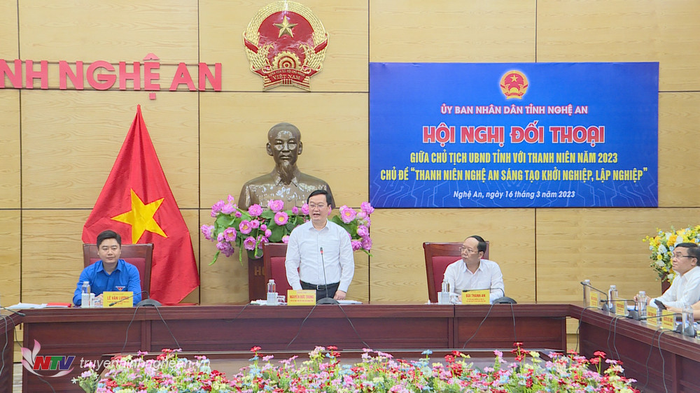 Chủ tịch UBND tỉnh Nguyễn Đức Trung trao đổi, trả lời các câu hỏi, kiến nghị của thanh niên tại Hội nghị đối thoại. 