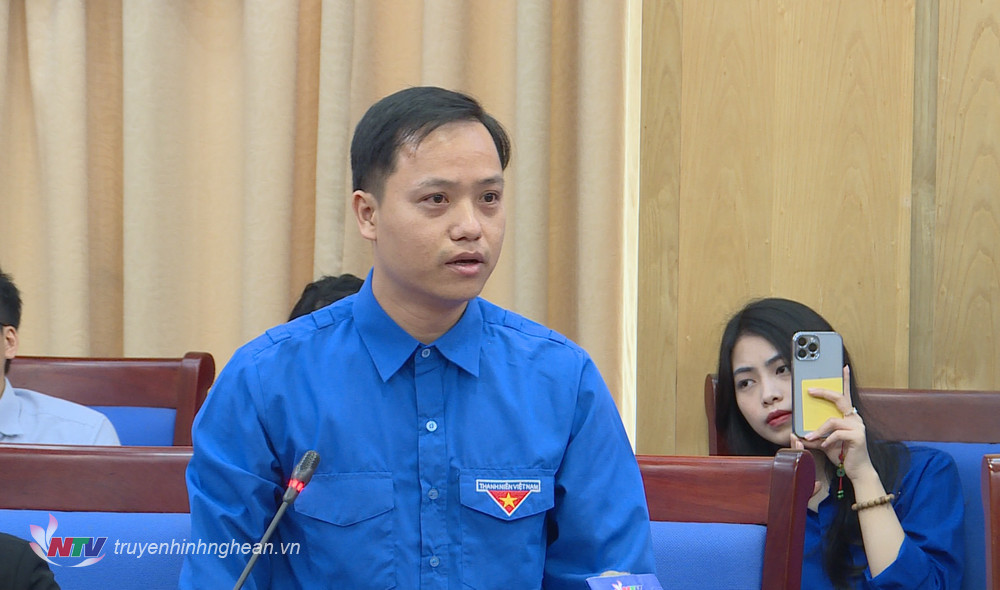 Ông Hồ Xuân Vinh - Giám đốc Công ty ABACA Việt Nam (Quỳnh Lưu) đặt câu hỏi về chính sách hỗ trợ thanh niên vay vốn khởi nghiệp, lập nghiệp. 