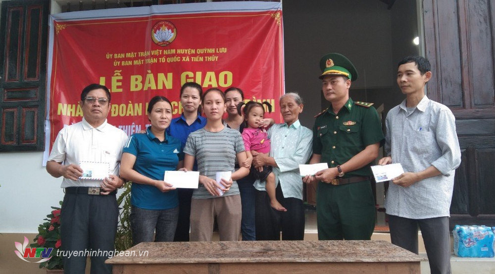 Đồn Biên phòng Quỳnh Thuận tặng quà cho hộ gia đình ở xã Tiến
Thủy trong ngày đón nhận ngôi nhà Đại đoàn kết.