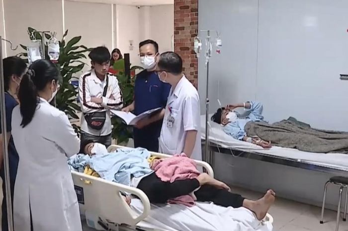 Công nhân ngộ độc khí ngộ độc khí Methanol đang được điều trị tại Bệnh viện Bạch Mai.