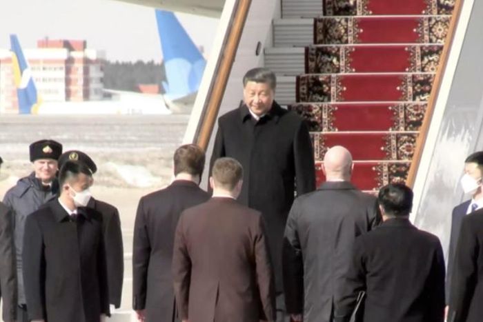 Chủ tịch Trung Quốc Tập Cận Bình bước xuống chuyên cơ và gặp gỡ các quan chức Nga. Ảnh: RT