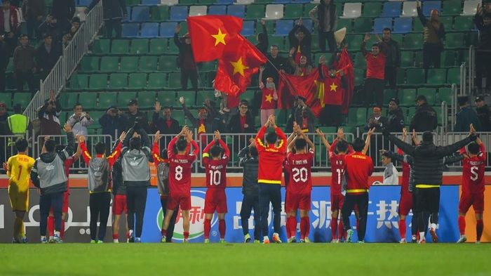 U20 Việt Nam cảm ơn người hâm mộ sau trận đấu.