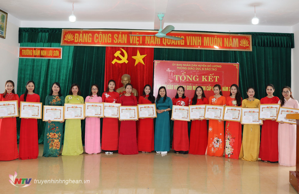 Chủ tịch LĐLĐ huyện Đô Lương trao giấy khen cho 15 giáo viên đạt kết quả xuất sắc