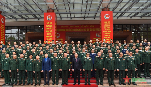 Chủ tịch nước Võ Văn Thưởng, Đại tướng Phan Văn Giang, Đại tướng Lương Cường và các đại biểu chụp ảnh cùng 10 gương mặt trẻ tiêu biểu, 43 gương mặt trẻ triển vọng toàn quân năm 2022 - Ảnh: Báo QĐND
