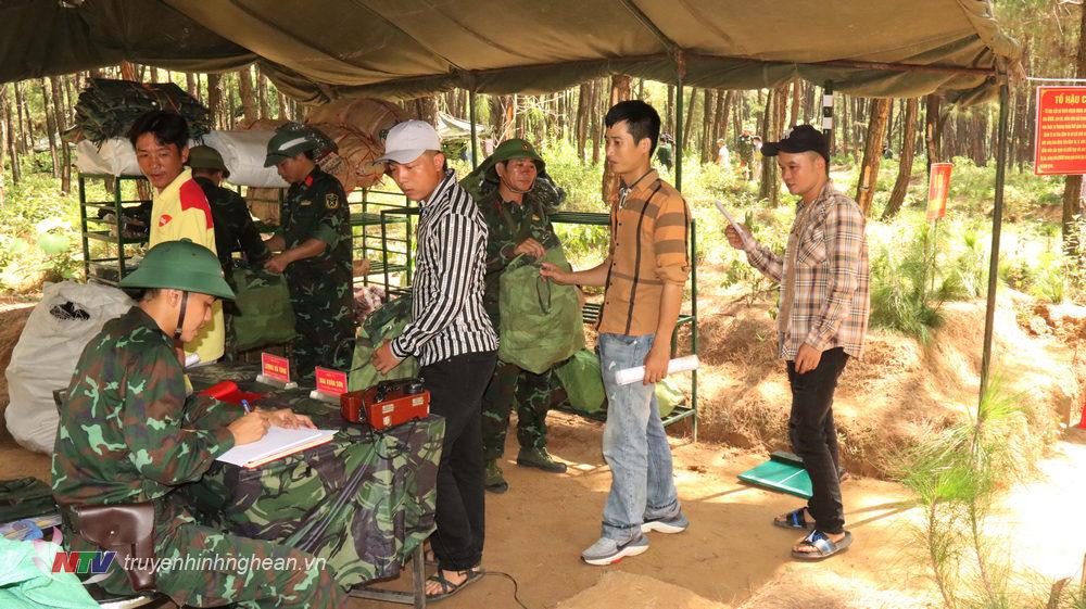 Lực lượng Dự bị động viên thực hành nhận quân tư trang cá nhân tại trạm tiếp nhận quân nhân dự bị.