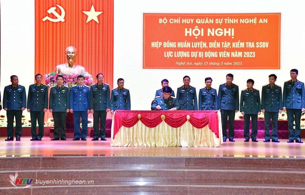 Đại tá Phan Đại Nghĩa - Ủy viên BTV Tỉnh ủy, Chỉ huy trưởng Bộ CHQS tỉnh ký xác nhận hiệp đồng huấn luyện, diễn tập, kiểm tra sẵn sàng động viên lực lượng Dự bị động viên năm 2023 của các đơn vị.