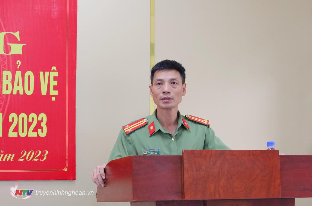 Trung tá Nguyễn Thành Vinh - Phó trưởng Phòng PA 03 Công an tỉnh truyền đạt các nội dung đấu tranh trên không gian mạng.