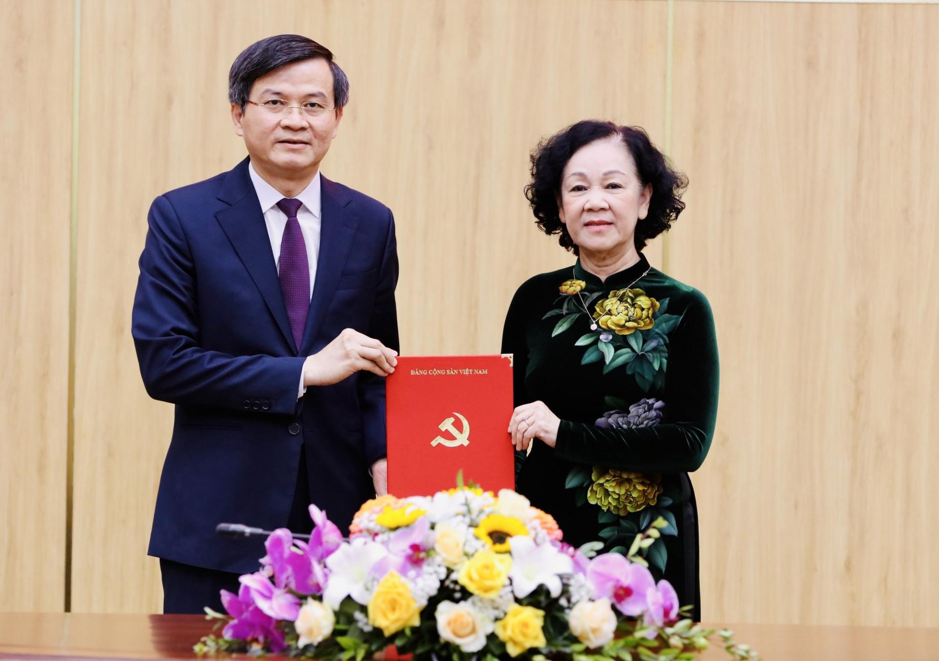 Bà Trương Thị Mai, Ủy viên Bộ Chính trị, Thường trực Ban Bí thư, Trưởng Ban tổ chức Trung ương trao quyết định của Bộ Chính trị cho ông Đoàn Minh Huấn. Ảnh: VPBMT