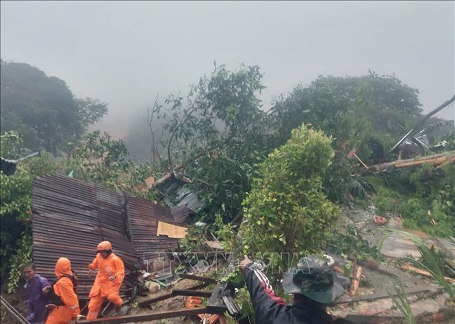 Lực lượng cứu hộ làm nhiệm vụ tại hiện trường vụ lở đất ở làng Pangkalan, huyện Natuna, tỉnh Riau (Indonesia) ngày 9/3/2023. 
