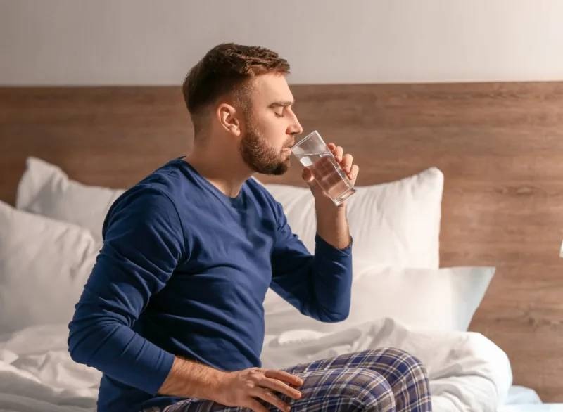 Uống nước vào buổi sáng sẽ giúp đường ruột của bạn tốt hơn. Ảnh: Shutterstock.