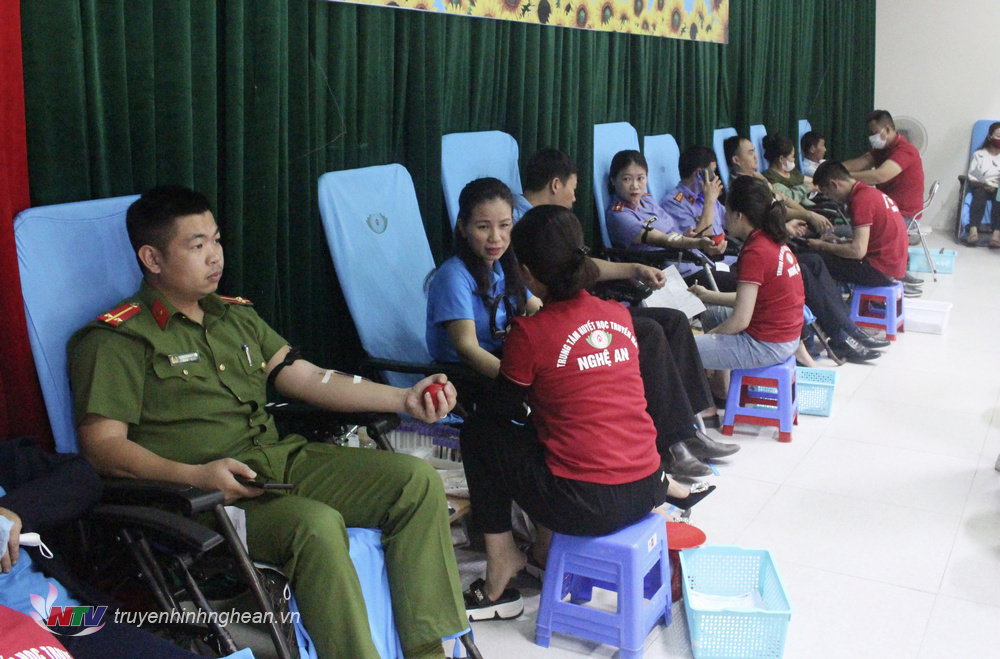 Khoảng 800 tình nguyện viên đến từ các xã, thị trấn, cơ quan đơn vị đóng chân trên địa bàn huyện Nghĩa Đàn tham gia hiến máu tình nguyện.