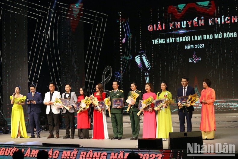 MC Bích Huấn của Đài PT-TH Nghệ An (thứ ba từ phải sang) nhận giải Khuyến khích.