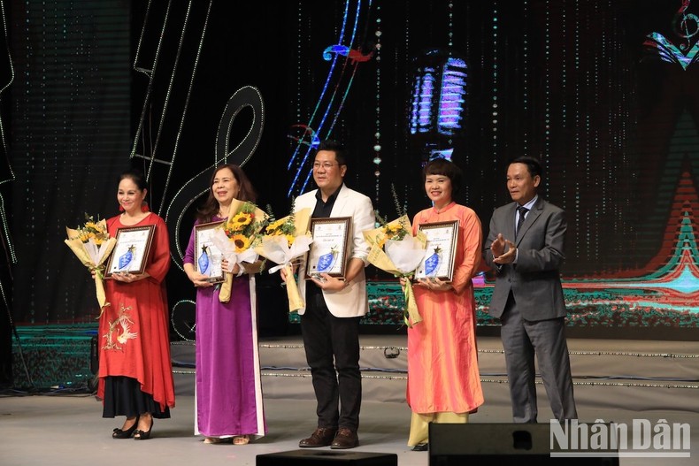 Thí sinh Phạm Công Thành, giảng viên Đại học Văn hóa Nghệ thuật quân đội (Hà Nội) được trao giải Nhất.
