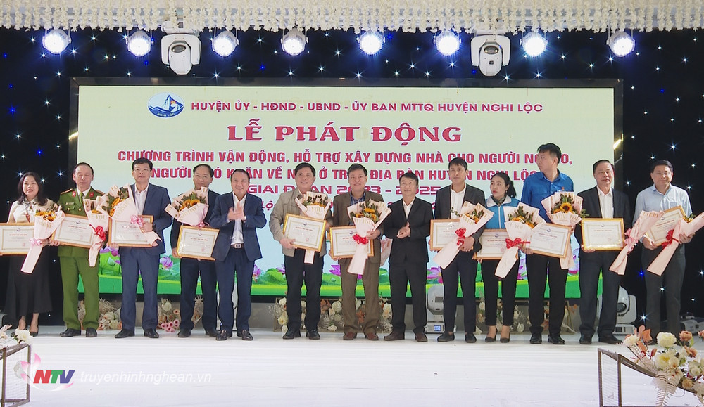 Lãnh đạo huyện Nghi Lộc tặng hoa