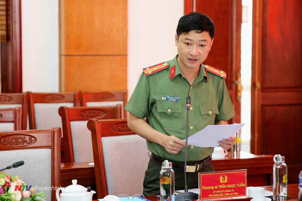 Thượng tá Trần Ngọc Tuấn - Phó Giám đốc Công an tỉnh báo cáo tóm tắt kết quả triển khai công tác xây dựng nhà cho người nghèo và thông qua Kế hoạch 169.