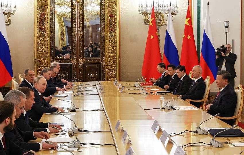 Phái đoàn Nga do Tổng thống Vladimir Putin dẫn đầu (trái) hội đàm với phái đoàn Trung Quốc do Chủ tịch Tập Cận Bình dẫn đầu tại Moscow (Nga) vào ngày 21-3. Ảnh: TASS