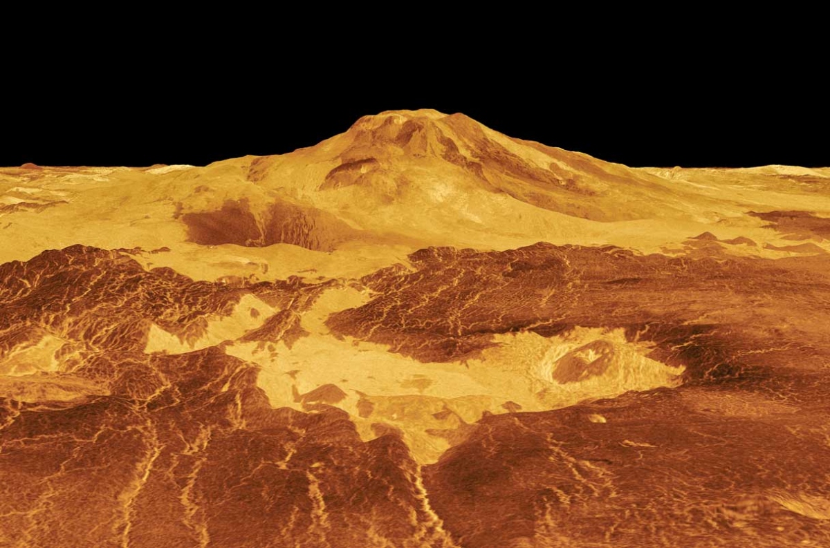 Maat Mons, cao 9km, là ngọn núi cao nhất sao Kim. Dấu hiệu một cấu trúc sụp xuống tạo thành hõm chảo cho thấy dấu hiệu của một vụ phun trào núi lửa. Ảnh: NASA