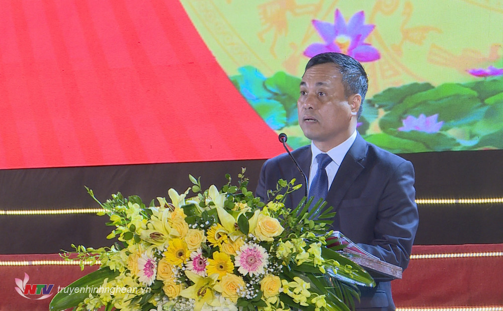 Đồng chí Hoàng Văn Bộ - Phó Bí thư Huyện uỷ, Chủ tịch UBND huyện Quỳnh Lưu trình bày diễn văn tại buổi lễ. 