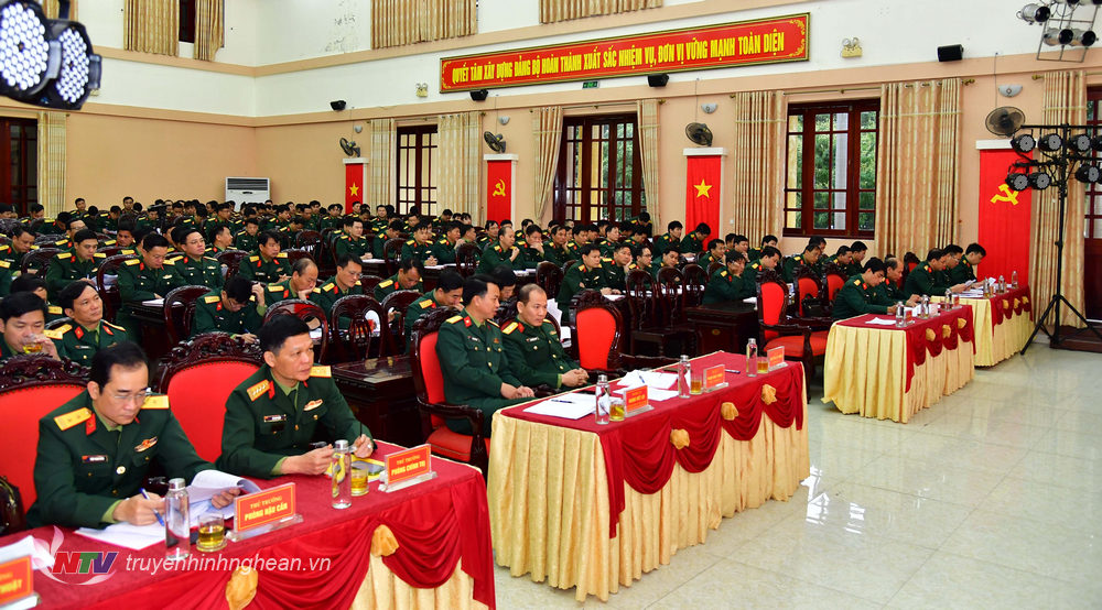 Các đại biểu và toàn thể cán bộ, đảng viên cơ quan Bộ chỉ huy Quân sự tỉnh tham gia học tập Nghị quyết.
