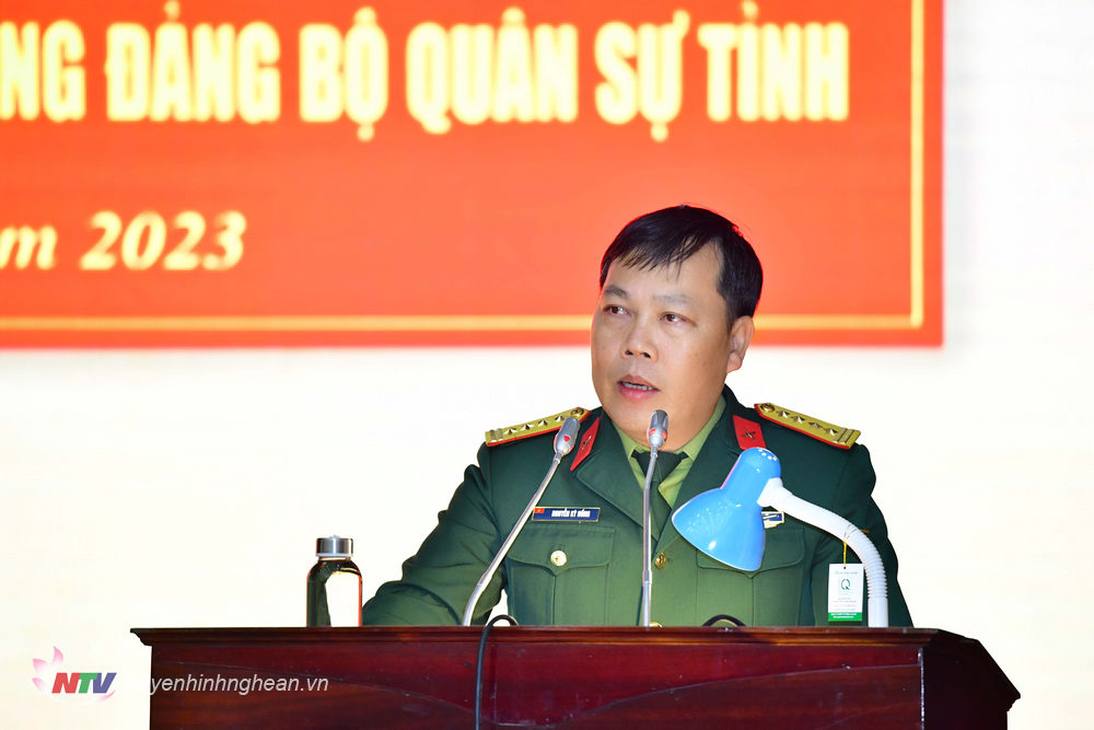 Đại tá Nguyễn Kỳ Hồng, Phó Bí thư Đảng ủy Quân sự, Chính ủy Bộ chỉ huy Quân sự tỉnh phát biểu quán triệt, triển khai nhiệm vụ hội nghị.