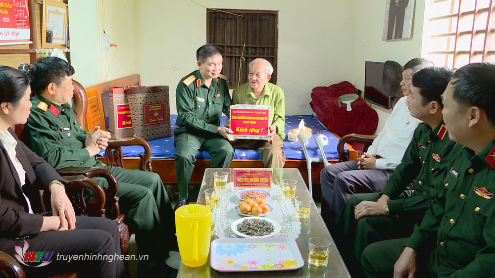 Đoàn công tác đến thăm ông Chu Văn Mày ở xóm Phong Hảo, xã Hưng Hòa (TP.Vinh), là thương binh có thương tật ở chân, khó khăn trong việc đi lại. 