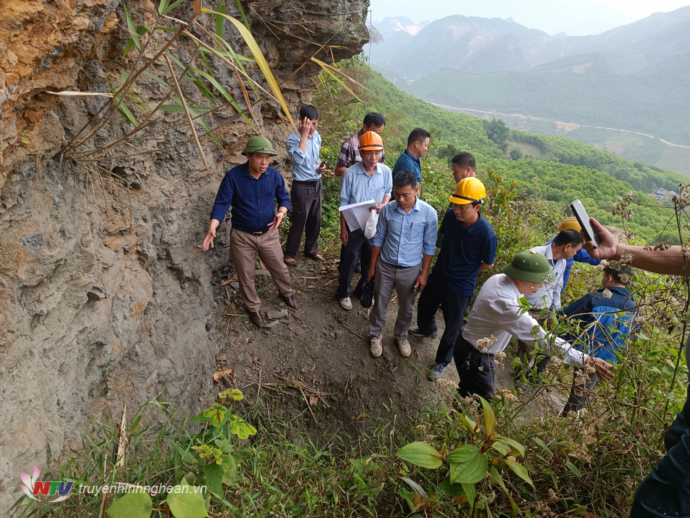 Đoàn công tác của huyện Quỳ Hợp đến khu vực suối Bắc của xã Châu Hồng và xã Châu Thành kiểm tra thực tế.