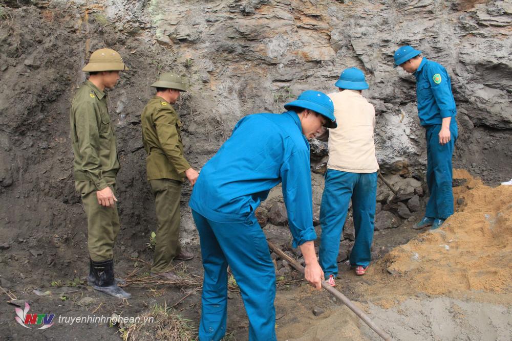 Các lực lượng tiến hành lấp cửa hàng do người dân đào để mót quặng trái phép trên địa bàn huyện Quỳ Hợp.