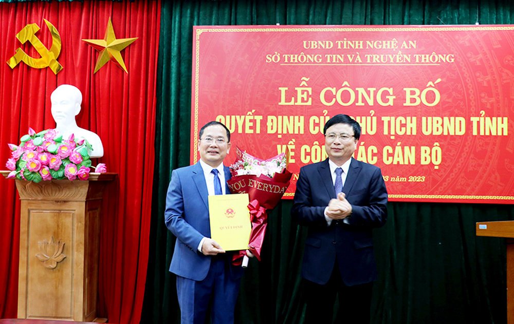 Phó Chủ tịch UBND tỉnh Bùi Đình Long trao Quyết định và tặng hoa chúc mừng đồng chí 