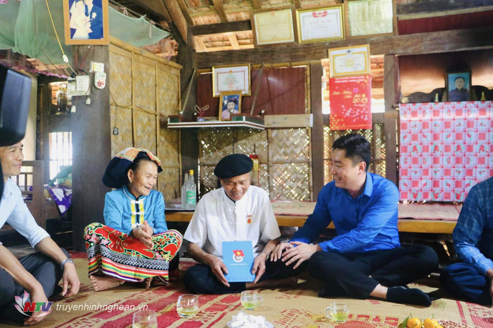 Đoàn công tác tặng quà cho già làng trưởng bản tại xã Tiên Kỳ.