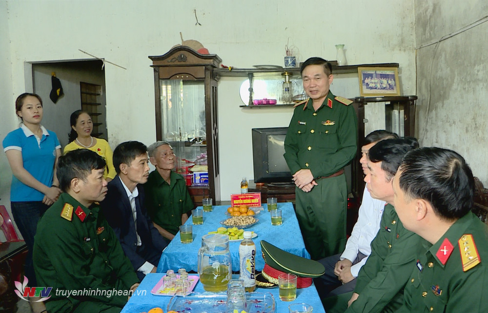 Đoàn công tác đến thăm gia đình ông Trần Văn Hợi ở xóm Khánh Hậu, xã Hưng Hòa (TP.Vinh) có hoàn cảnh khó khăn. 