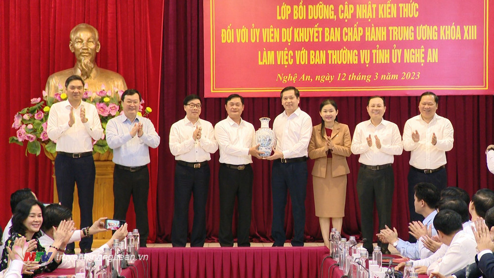 Ban Cán sự Lớp bồi dưỡng, cập nhật kiến thức đối với các đồng chí Ủy viên dự khuyết Ban Chấp hành Trung ương Đảng khóa XIII trao tặng quà lưu niệm đến Tỉnh ủy Nghệ An. 