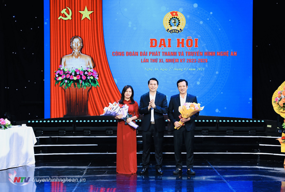 Đồng chí Phan Văn Thắng - Phó Giám đốc, Chủ tịch Công đoàn Đài PT-TH Nghệ An tặng hoa các đồng chí trong Ban Chấp hành Công đoàn nhiệm kỳ 2017 - 2023 không tái cử.