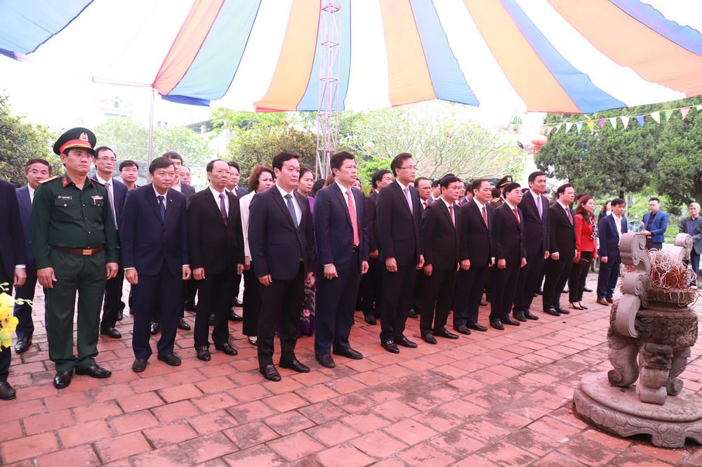 Các đồng chí lãnh đạo tỉnh Nghệ An và Hưng Yên về dâng hương tại nhà thờ bà Hoàng Thị Loan ở thôn Vân Nội, xã Hồng Tiến, huyện Khoái Châu.