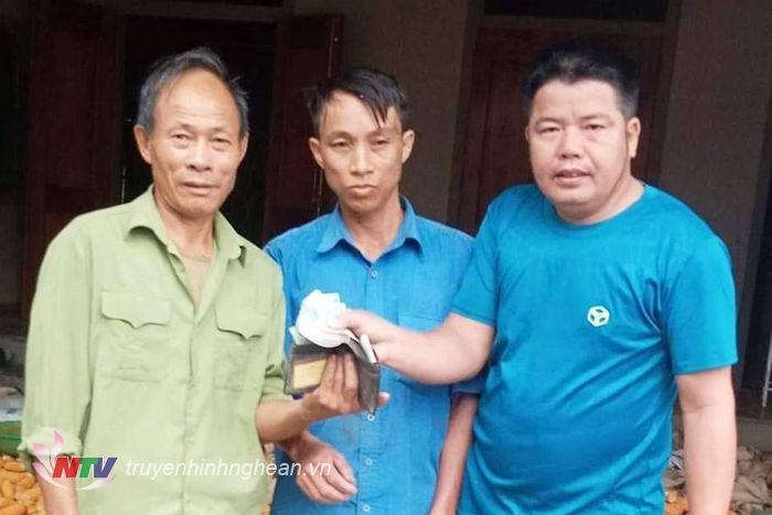 Anh Nguyễn Bá Tiến (giữa) trao trả 53 triệu đồng nhặt được cho người đánh rơi.