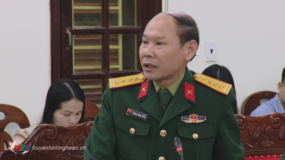 Đại tá Dương Minh Hiền - Phó Chỉ huy trưởng Bộ Chỉ huy Quân sự tỉnh Nghệ An phát biểu tại cuộc làm việc. 