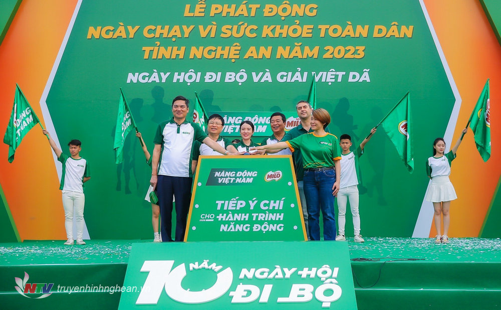 Các đại biểu bấm nút khởi động Lễ phát động ngày chạy Olympic vì sức khỏe toàn dân, ngày hội đi bộ hưởng ứng và Giải Việt dã tỉnh Nghệ An năm 2023.