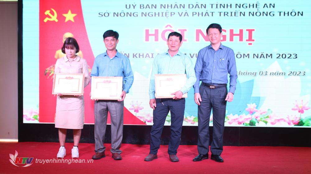 Phó giám đốc Sở NN & PTNT Trần Xuân Học trao giấy khen cho các cá nhân
