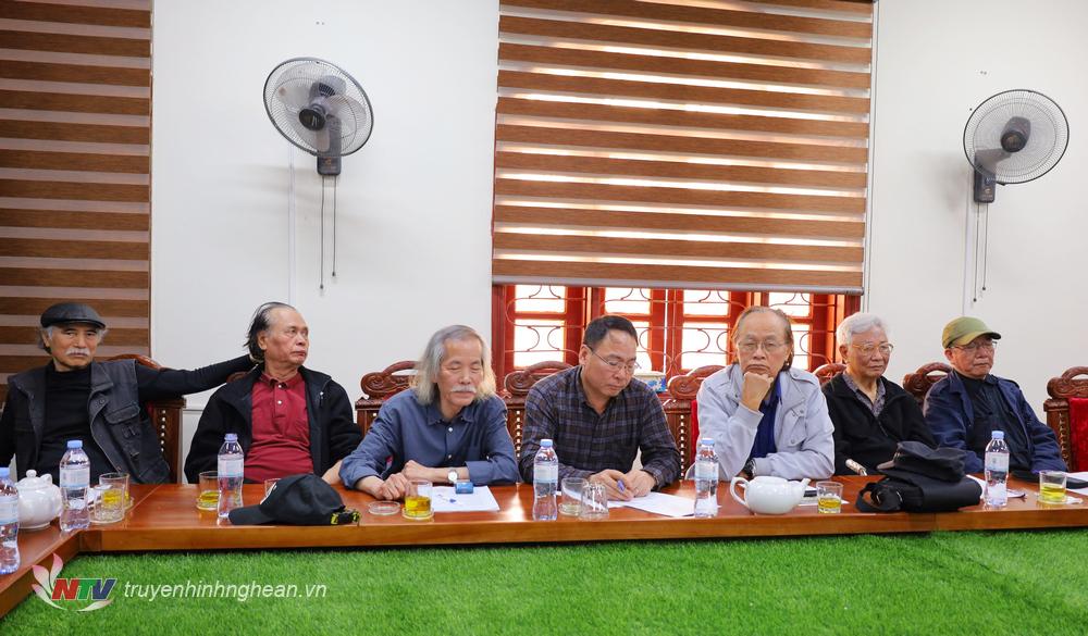 các thành viên Hội đồng nghệ thuật xây dựng Tượng đài Tổng Bí thư Lê Hồng Phong tham dự nghiệm thu phác thảo bước 2