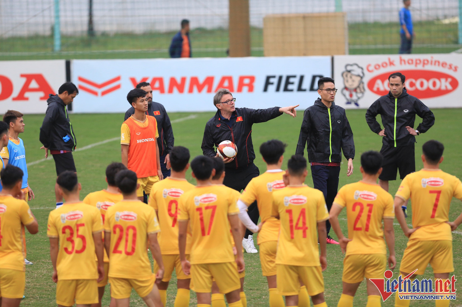 HLV Philippe Troussier và U23 Việt Nam có giải đấu đầu tiên chuẩn bị cho SEA Games 32