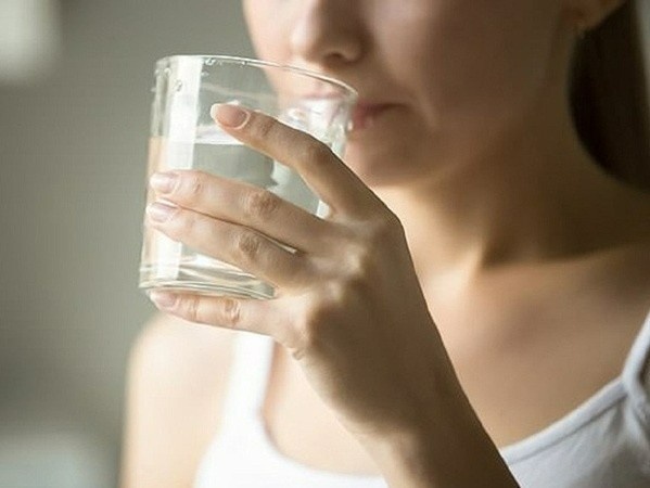 Uống nhiều nước, bổ sung chất xơ vào mỗi buổi sáng sẽ giúp đường ruột của bạn trở nên khoẻ mạnh. Ảnh: Shutterstock.