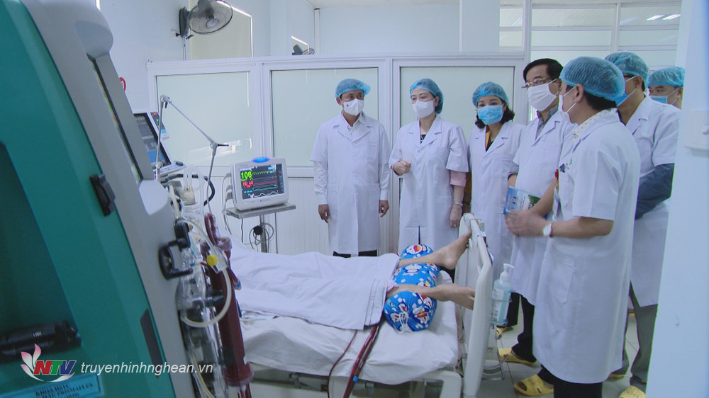 Bộ trưởng Đào Hồng Lan cùng đoàn công tác và lãnh đạo tỉnh Nghệ An thăm Khoa Hồi sức tích cực, Bệnh viện Hữu nghị Đa khoa Nghệ An. 