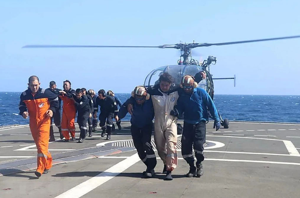 Lực lượng cứu hộ giải cứu thành viên thủy thủ đoàn tàu chở hàng True Confidence sau vụ tấn công trên Vịnh Aden, Yemen, ngày 6/3/2024.