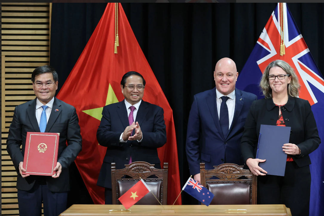 Thủ tướng Phạm Minh Chính và Thủ tướng Christopher Luxon chứng kiến ký kết Bản ghi nhớ hợp tác giữa Bộ Tài chính Việt Nam và Bộ Ngân khố New Zealand. Ảnh: VGP